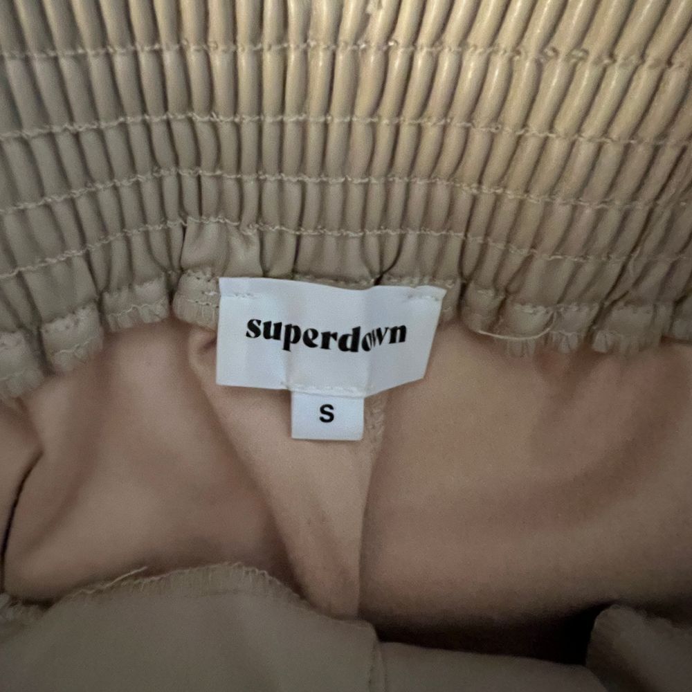 superdown kenzie faux leather short beige‎ nude color Size Small paperbag waist - Picture 9 of 11